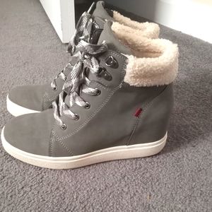 Woman's sneakers/boot 👢